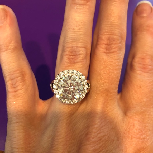 6ct D, VVS1 Moissanite 925/ 14ct Gold Halo Ring - Picture 7 of 9